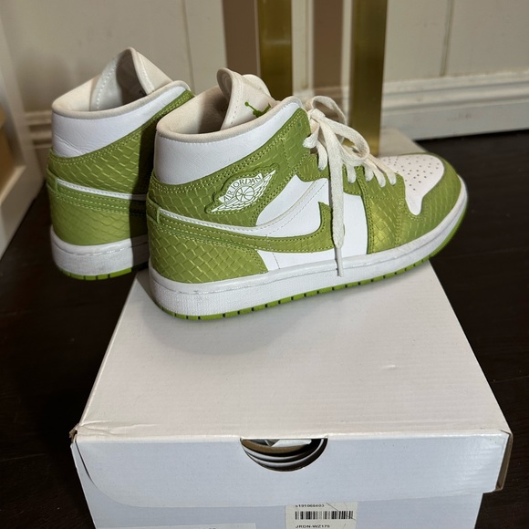 Nike Jordan 1 Mid - Picture 4 of 6